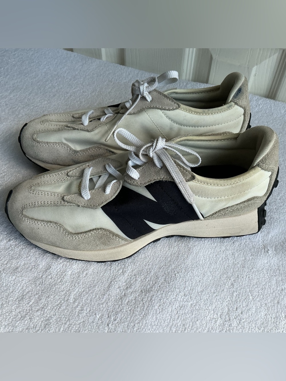 New Balance 327 Sneakers in Cream and Black Sz 5